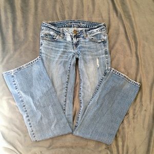 American Eagle Light wash Distressed denim jeans!